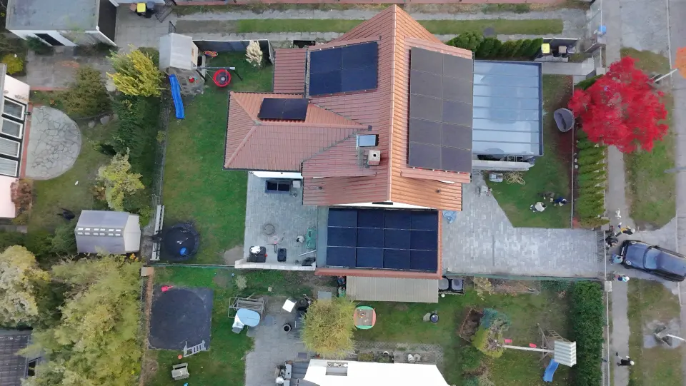 Draufsicht auf die Photovoltaikmodule des Privathauses in Brandenburg